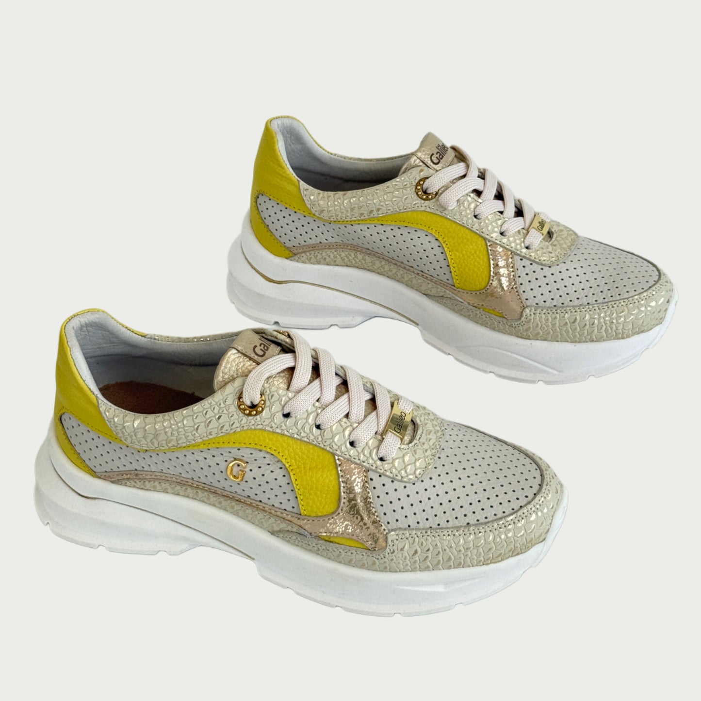 Tenis en cuero color talco x amarillo Ref :SD05NTAL5