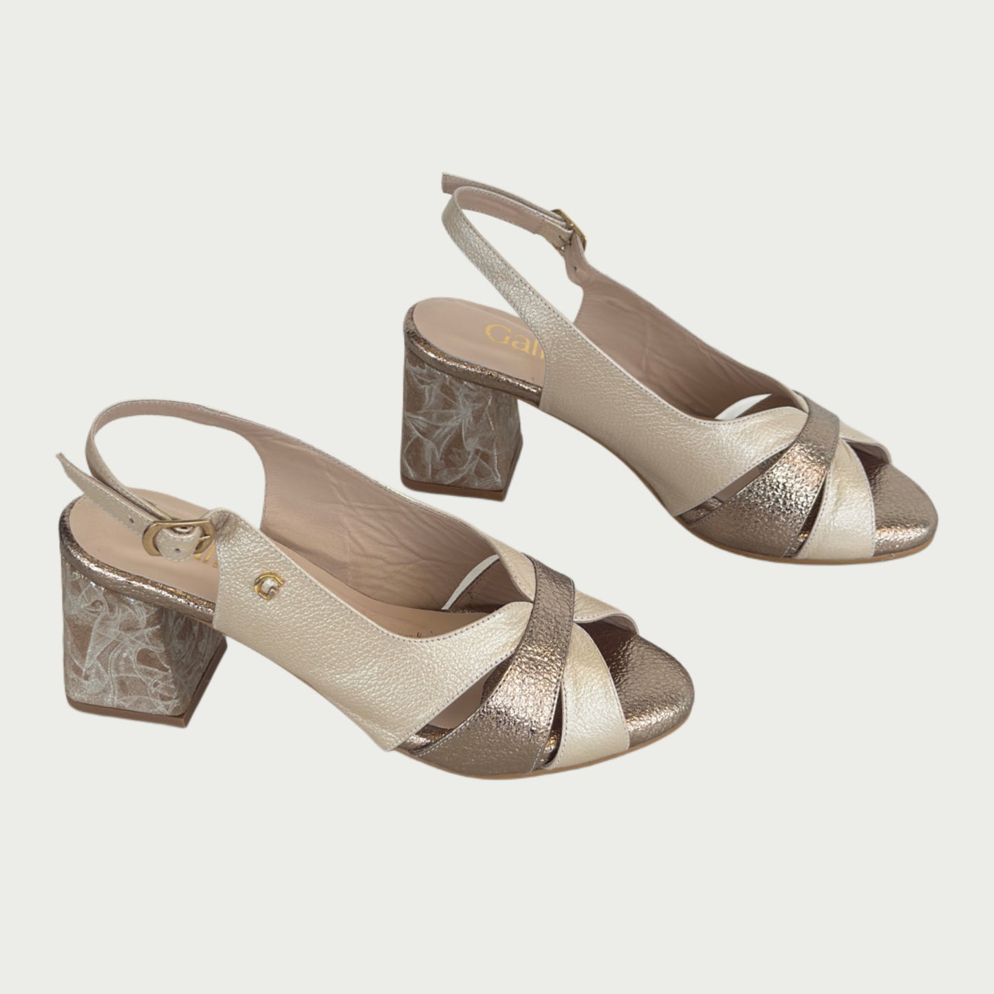 Sandalias en cuero champaña Ref: 289WCHA