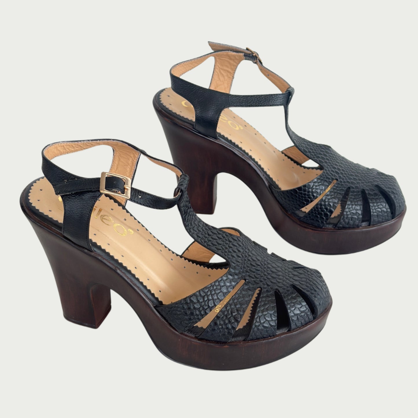 Sandalia en cuero negro Ref : 5205NGN39