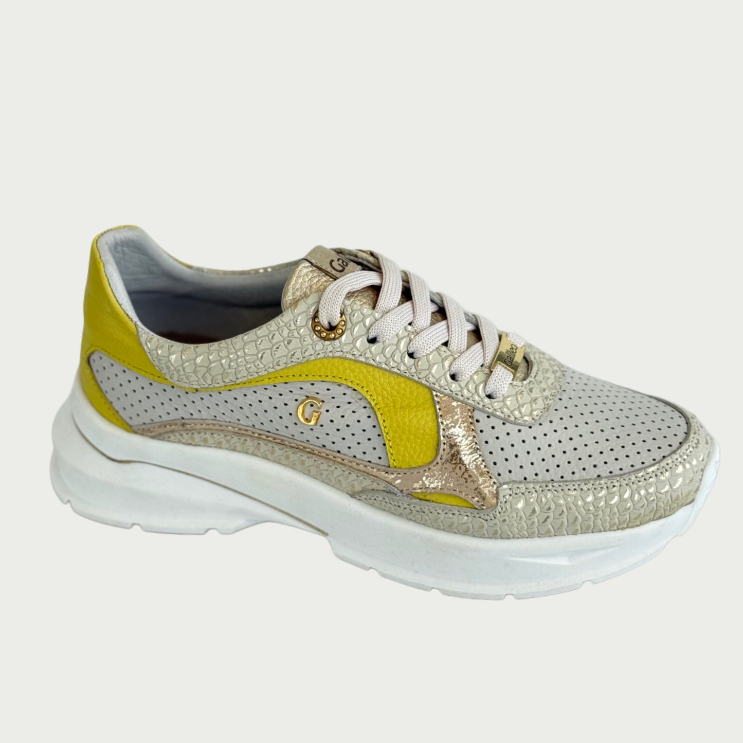 Tenis en cuero color talco x amarillo Ref :SD05NTAL5