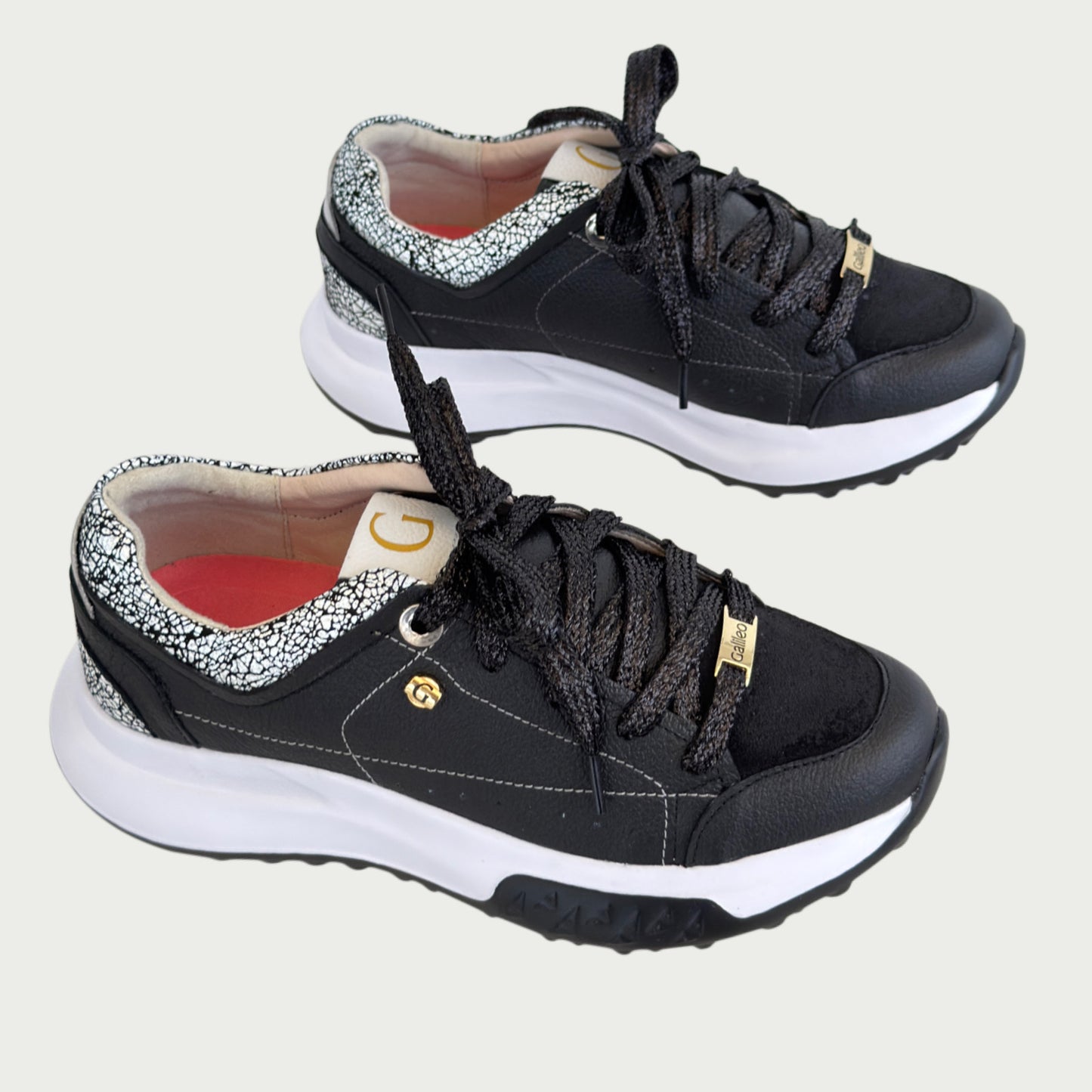 Tenis en cuero negro x detalle gamuza Ref: 5735ZPN