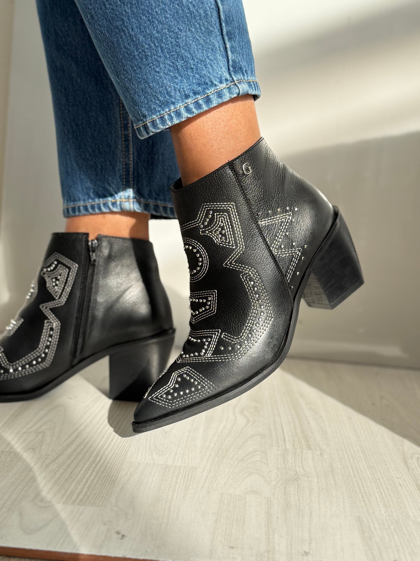 Botines en cuero negro x taches Ref:
