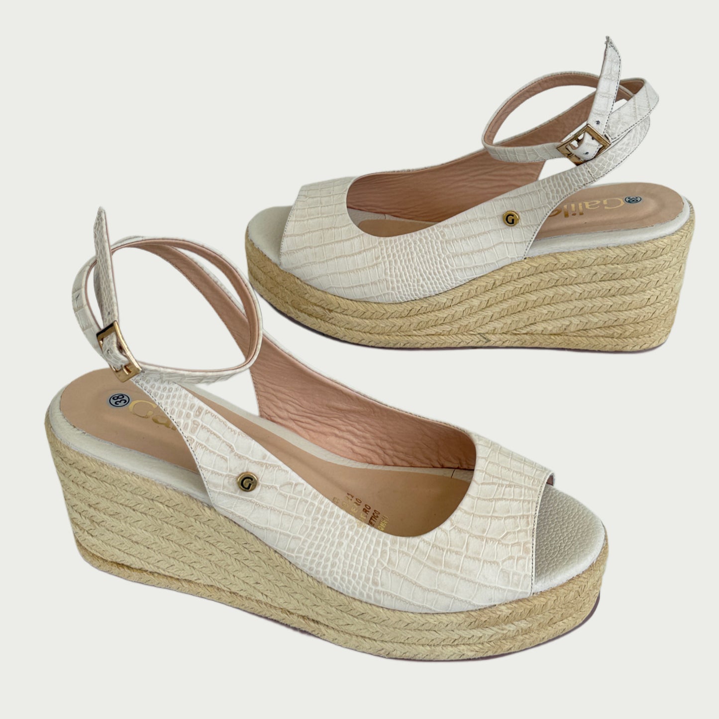 Sandalias en cuero beige x yute
