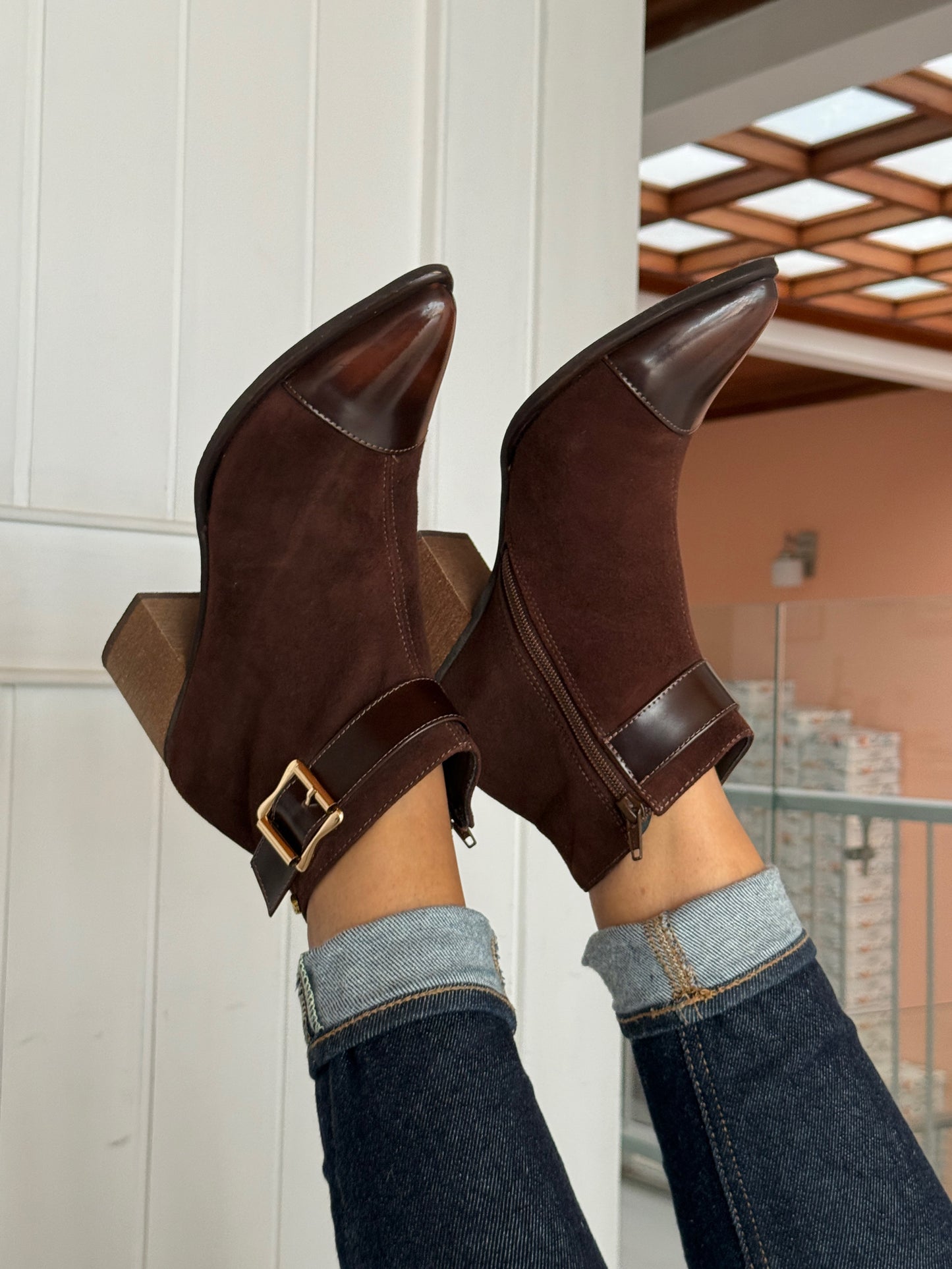 Botines en cuero gamuzado café x punta charolada Ref: DAYSIZPCF