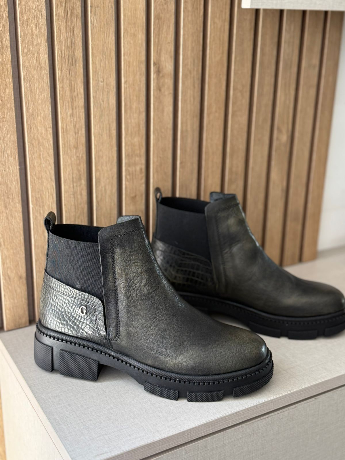 Botines en cuero verde x babilla Ref: 1579