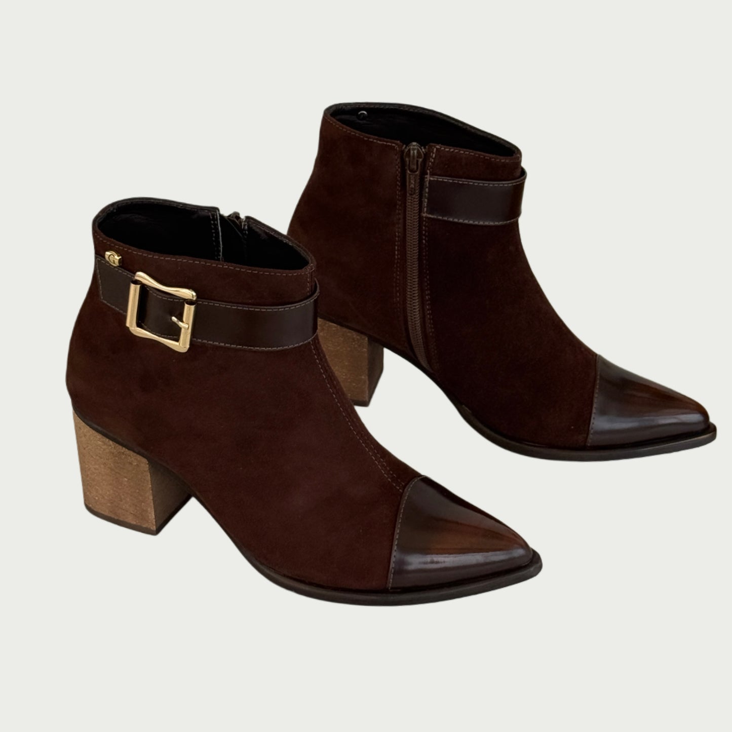 Botines en cuero gamuzado café x punta charolada Ref: DAYSIZPCF