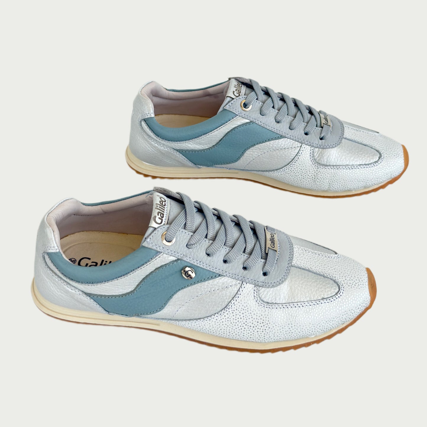 Tenis en cuero plata x azul Ref: B-04