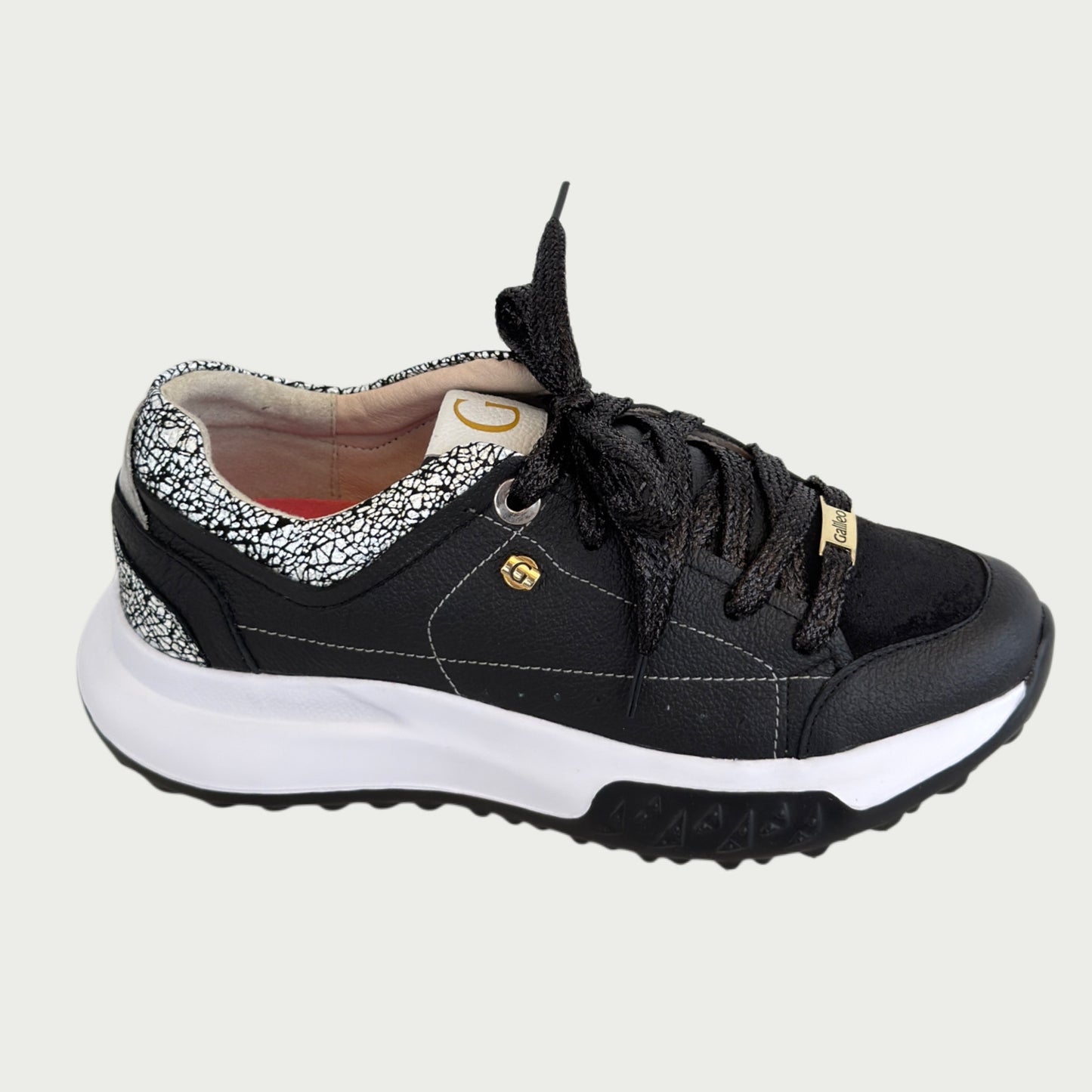 Tenis en cuero negro x detalle gamuza Ref: 5735ZPN