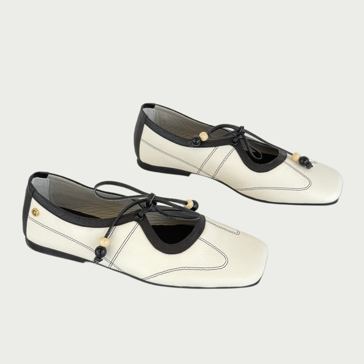 Baletas bailarinas en cuero beige x negro Ref: 500
