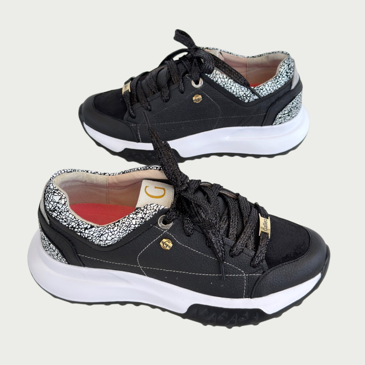 Tenis en cuero negro x detalle gamuza Ref: 5735ZPN