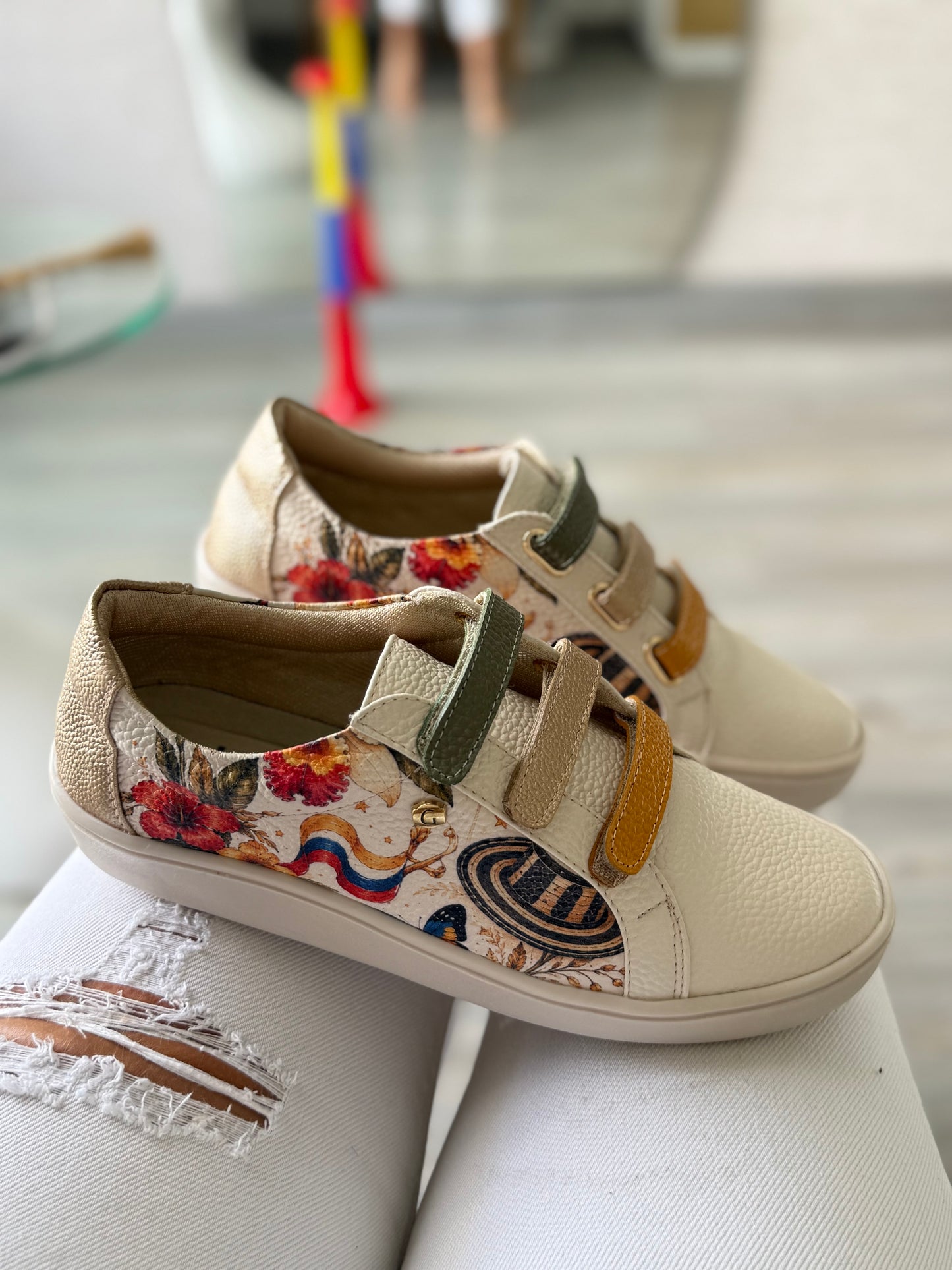 Tenis en cuero beige estampado fiesta Ref: T01-4