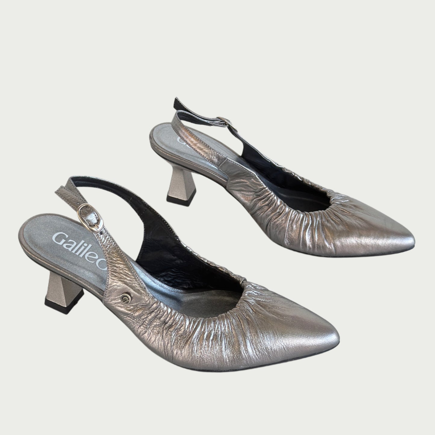 Zapato en cuero folia plata Ref: 700WP
