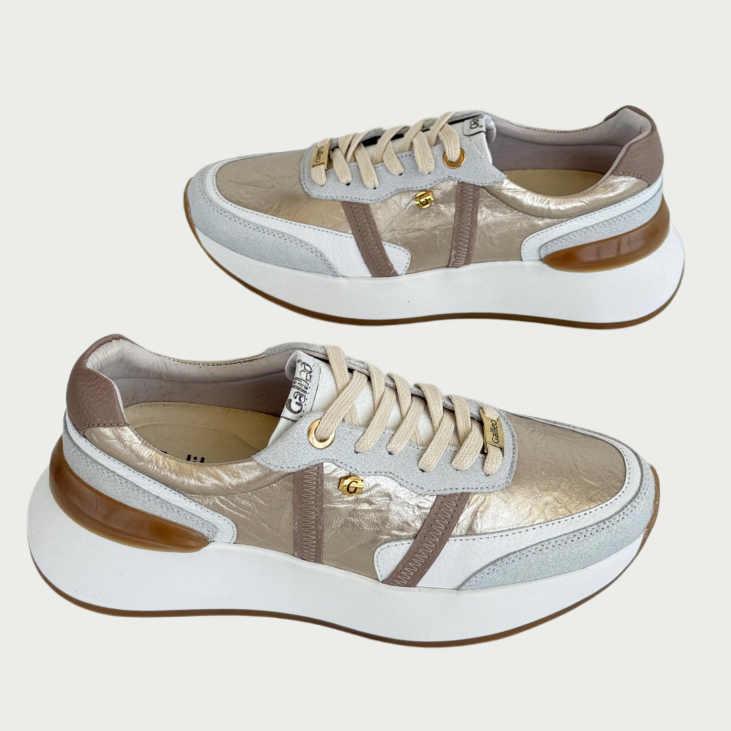 Tenis en cuero blanco x oro y azul Ref: SD132