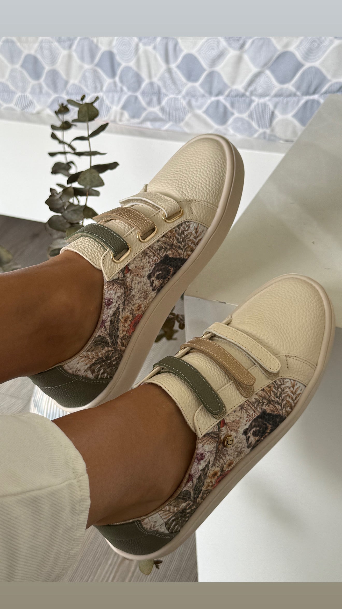 Tenis en cuero beige estampado raíces Ref: T01-4