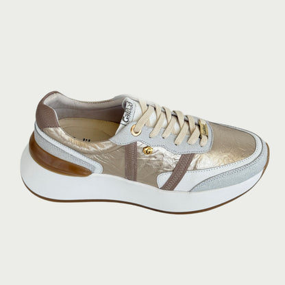 Tenis en cuero blanco x oro y azul Ref: SD132