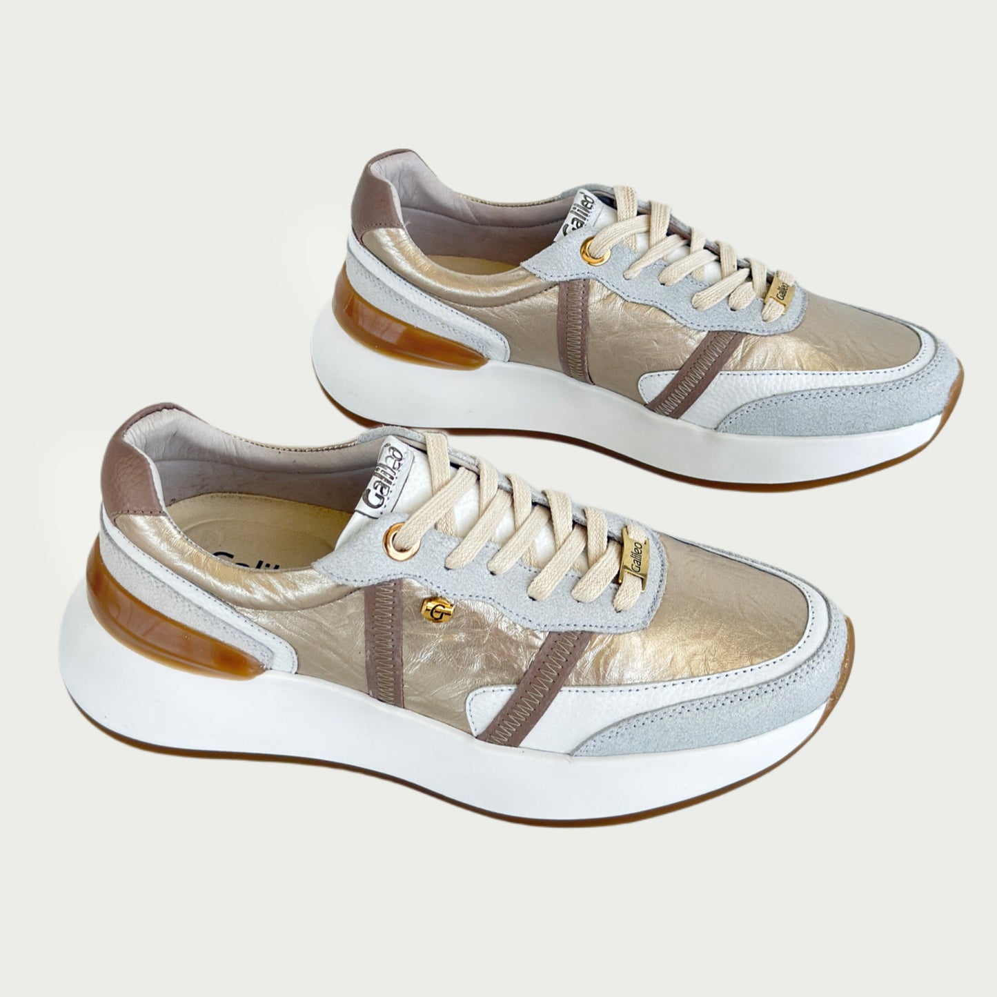 Tenis en cuero blanco x oro y azul Ref: SD132