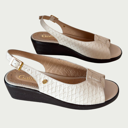 Sandalias en cuero beige Ref:4132MP053