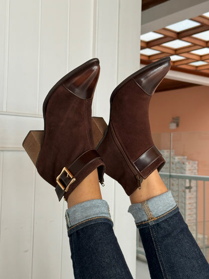 Botines en cuero gamuzado café x punta charolada Ref: DAYSIZPCF