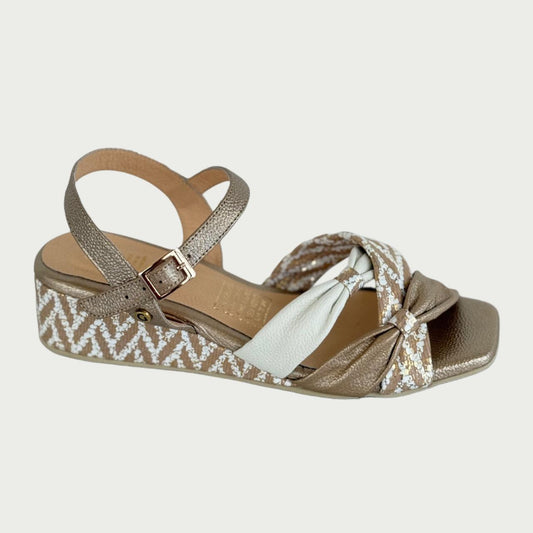 Sandalia en cuero dorado x beige Ref: 1179XPOR